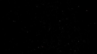 Siyah arka planda toz bulutu. 1000 fps 'de yüksek hızlı bir kamerayla çekildi. Yüksek kaliteli FullHD görüntüler