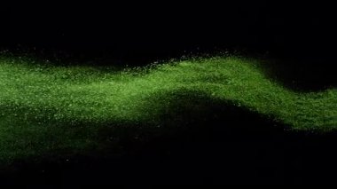 Uçan Yeşil Kibrit Tozu 'nun Süper Yavaş Çekimi, Siyah Arkaplan' da izole edilmiş, Yüksek Hız Sinema Kamerası 'nda 1000 FPS' de çekilmiştir.