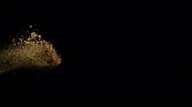 Uçan Toprağın Süper Yavaş Çekimi, Siyah Arkaplanda İzole Edilmiş, Yüksek Hız Sinema Kamerasında 1000 FPS 'de Çekilmiş