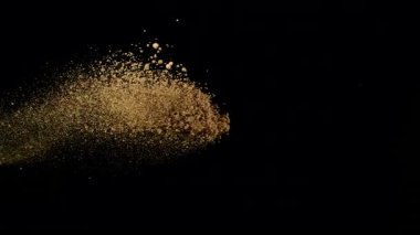 Uçan Toprağın Süper Yavaş Çekimi, Siyah Arkaplanda İzole Edilmiş, Yüksek Hız Sinema Kamerasında 1000 FPS 'de Çekilmiş