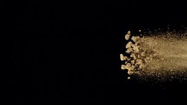 Uçan Toprağın Süper Yavaş Çekimi, Siyah Arkaplanda İzole Edilmiş, Yüksek Hız Sinema Kamerasında 1000 FPS 'de Çekilmiş