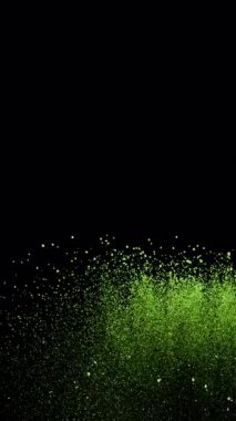 Uçan Yeşil Kibrit Tozu 'nun Süper Yavaş Çekimi, Siyah Arkaplan' da izole edilmiş, Yüksek Hız Sinema Kamerası 'nda 1000 FPS' de çekilmiştir.