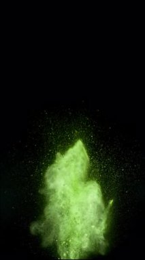Uçan Yeşil Kibrit Tozu Süper Yavaş Çekimi Siyah Arkaplan 'da izole edildi, Yüksek Hız Sinematik Kamera' da 1000 FPS 'de çekildi.