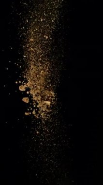 Uçan Toprağın Süper Yavaş Çekimi, Siyah Arkaplanda İzole Edilmiş, Yüksek Hız Sinema Kamerasında 1000 FPS 'de Çekilmiş