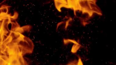 Siyah arka planda izole edilmiş çok yavaş ateş alevleri. 1.000 fps hızla yüksek hızlı sinema kamerasıyla çekildi.