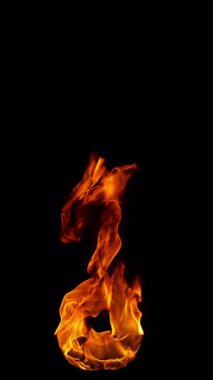 Siyah arka planda izole edilmiş çok yavaş ateş alevleri. 1.000 fps hızla yüksek hızlı sinema kamerasıyla çekildi.