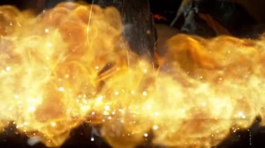 Demirciye yakın plan örsün üzerinde kızgın demirden uçan kıvılcımlar dövüyor. Süper yavaş çekim, 1000 fps hızla yüksek hızlı sinema kamerasıyla çekildi.