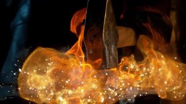 Demirciye yakın plan örsün üzerinde kızgın demirden uçan kıvılcımlar dövüyor. Süper yavaş çekim, 1000 fps hızla yüksek hızlı sinema kamerasıyla çekildi.