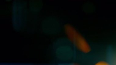 Gerçek merceğin yavaş hareketi kaplama ya da geçiş için cam efektlerinde parlar