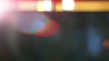 Gerçek merceğin yavaş hareketi kaplama ya da geçiş için cam efektlerinde parlar