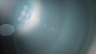 Gerçek merceğin yavaş hareketi kaplama ya da geçiş için cam efektlerinde parlar