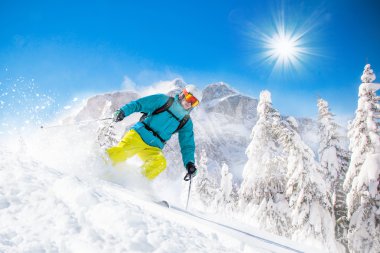 Yüksek dağlarda kayak yapan kayakçı.