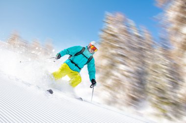 Yüksek dağlarda kayak yapan kayakçı.