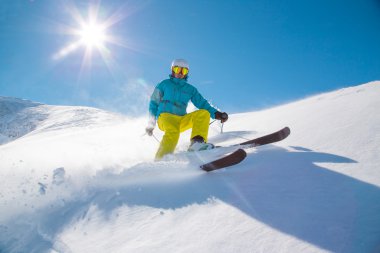 Yüksek dağlarda kayak yapan kayakçı.