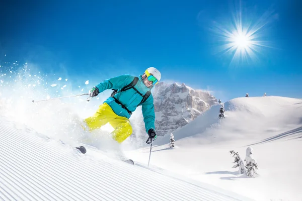 Skifahrer beim Skifahren im Hochgebirge — Stockfoto