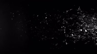 Gerçek Camı 1000 fps 'de Kırmanın Süper Yavaş Çekimi. Kara Arkaplanda İzole Edilmiş