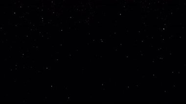 Siyah zemine düşen doğal karın süper yavaş çekimi. 300 fps hızla yüksek hızlı sinema kamerasında çekilmiştir..