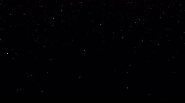 Siyah zemine düşen doğal karın süper yavaş çekimi. 300 fps hızla yüksek hızlı sinema kamerasında çekilmiştir..