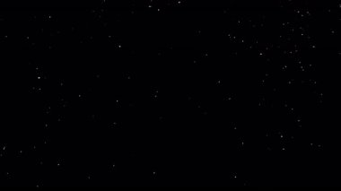 Siyah zemine düşen doğal karın süper yavaş çekimi. 300 fps hızla yüksek hızlı sinema kamerasında çekilmiştir..