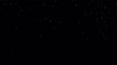 Siyah zemine düşen doğal karın süper yavaş çekimi. 300 fps hızla yüksek hızlı sinema kamerasında çekilmiştir..