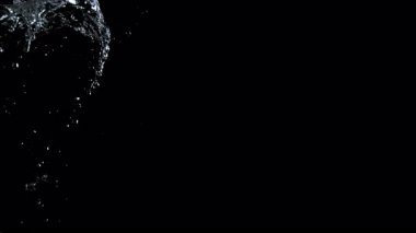 Su Duşunun Süper Yavaş Çekimi. Saniyede 1000 Kare ile Yüksek Hız Sineması Kamerasında Çekim