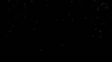 Siyah zemine düşen doğal karın süper yavaş çekimi. 300 fps hızla yüksek hızlı sinema kamerasında çekilmiştir..