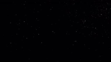 Siyah zemine düşen doğal karın süper yavaş çekimi. 300 fps hızla yüksek hızlı sinema kamerasında çekilmiştir..