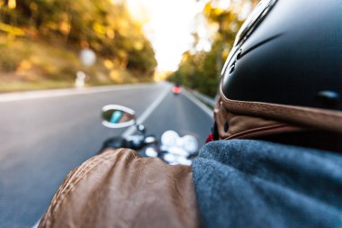 Motosiklet orman yolu üzerinde adam koltuğa.