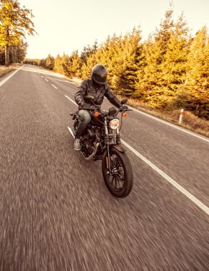 Motosiklet orman yolu üzerinde adam koltuğa.