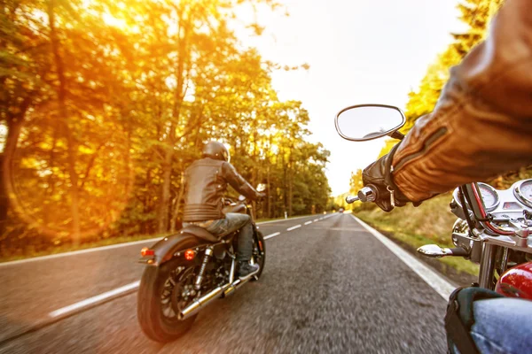 Homem assento na moto na estrada da floresta . — Fotografia de Stock