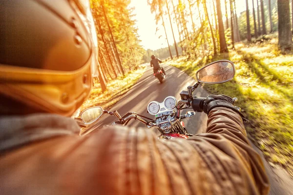 Männersitz auf dem Motorrad auf der Forststraße. — Stockfoto