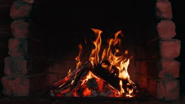 Clay Oven 'daki Antik Kale Şöminesi, Yakın plan, Gerçekçi Çatırdayan Ateş Sesi