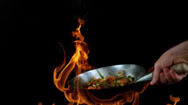 Sebzeli ve karidesli Uçan Asya Menüsü 'nün Wok Pan' a dönüşümü. Kamera Yüksek Hız Cine Bot 'a yerleştirildi. Yüksek Hız Sinema Kamerası, 1000 fp.