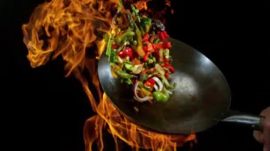Sebzeli ve karidesli Uçan Asya Menüsü 'nün Wok Pan' a dönüşümü. Kamera Yüksek Hız Cine Bot 'a yerleştirildi. Yüksek Hız Sinema Kamerası, 1000 fp.