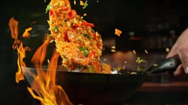 Wok Pan 'da Uçan Paella Malzemeleri Süper Yavaş Hareketi. Yüksek Hız Sinema Kamerasında Çekim