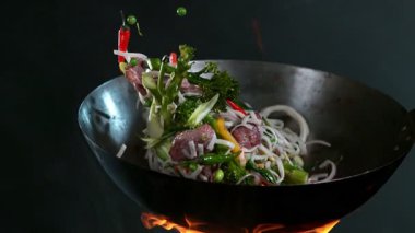 Sebzeli ve karidesli Uçan Asya Menüsü 'nün Wok Pan' a dönüşümü. Kamera Yüksek Hız Cine Bot 'a yerleştirildi. Yüksek Hız Sinema Kamerası, 1000 fp.