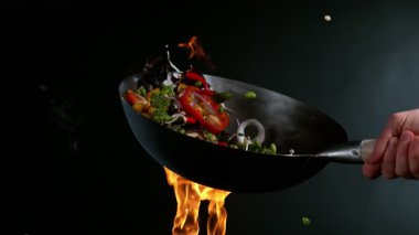 Sebzeli ve karidesli Uçan Asya Menüsü 'nün Wok Pan' a dönüşümü. Kamera Yüksek Hız Cine Bot 'a yerleştirildi. Yüksek Hız Sinema Kamerası, 1000 fp.