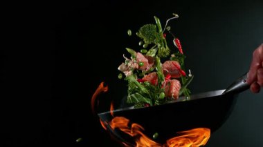 Sebzeli ve karidesli Uçan Asya Menüsü 'nün Wok Pan' a dönüşümü. Kamera Yüksek Hız Cine Bot 'a yerleştirildi. Yüksek Hız Sinema Kamerası, 1000 fp.
