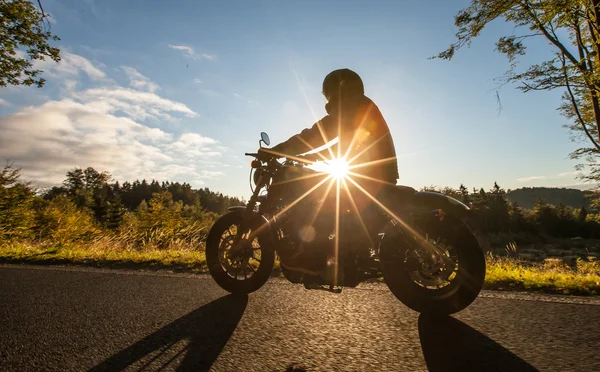 Miejsce człowieka na motocykl na drodze leśnej. — Zdjęcie stockowe