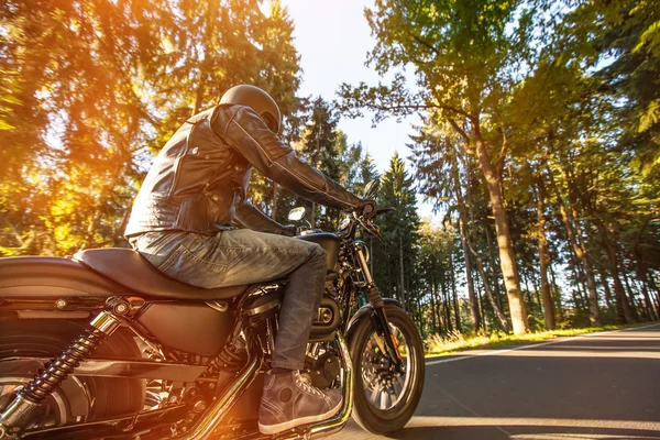 Zetel van de man op de motorfiets op het bos weg. — Stockfoto