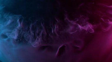 Neon Renklerindeki Atmosferik Dumanın Süper Yavaş Çekimi Yavaşça Siyah Arkaplanda Yüzüyor