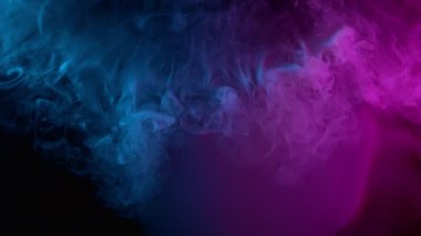 Neon Renklerindeki Atmosferik Dumanın Süper Yavaş Çekimi Yavaşça Siyah Arkaplanda Yüzüyor