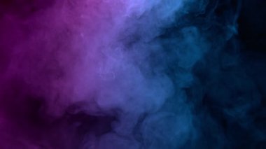 Neon Renklerindeki Atmosferik Dumanın Süper Yavaş Çekimi Yavaşça Siyah Arkaplanda Yüzüyor