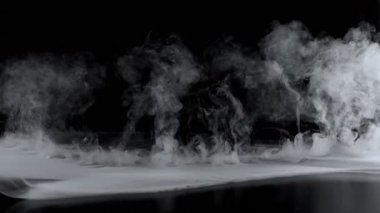 Atmosferik Dumanın Süper Yavaş Çekimi Kara Arkaplanda Yavaşça Yüzüyor.