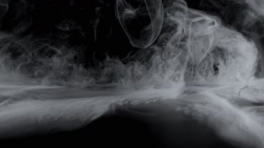Atmosferik Dumanın Süper Yavaş Çekimi Kara Arkaplanda Yavaşça Yüzüyor.