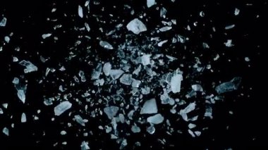 Patlayan Buz Parçalarının Süper Yavaş Hareketi. Yüksek Hız Sinema Kamerası 'nda 1.000 FPS' de çekilmiştir.