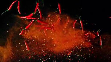 Havaya çarpan kırmızı biberlerin süper yavaş hareketi. Yüksek Hız Sinema Kamerası 'nda 1.000 FPS' de çekilmiştir.