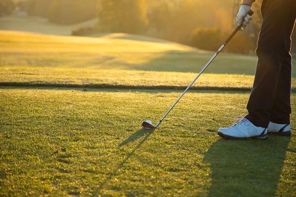 Крупный план мяча для гольфа с клюшкой — стоковое фото