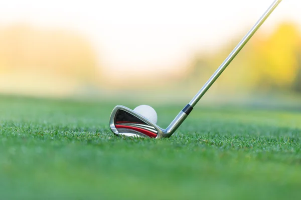 Close-up de bola de golfe com clube — Fotografia de Stock