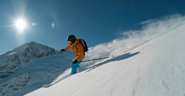 Manzaralı Dolomites dağlarında kayakçı. 1000 fp 'de süper yavaş çekim..